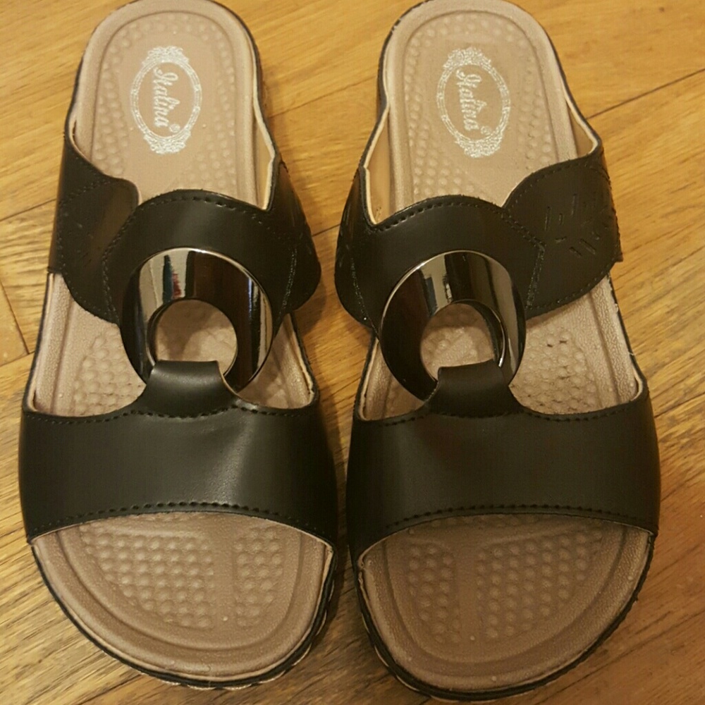 Italina Sandals NWOT
